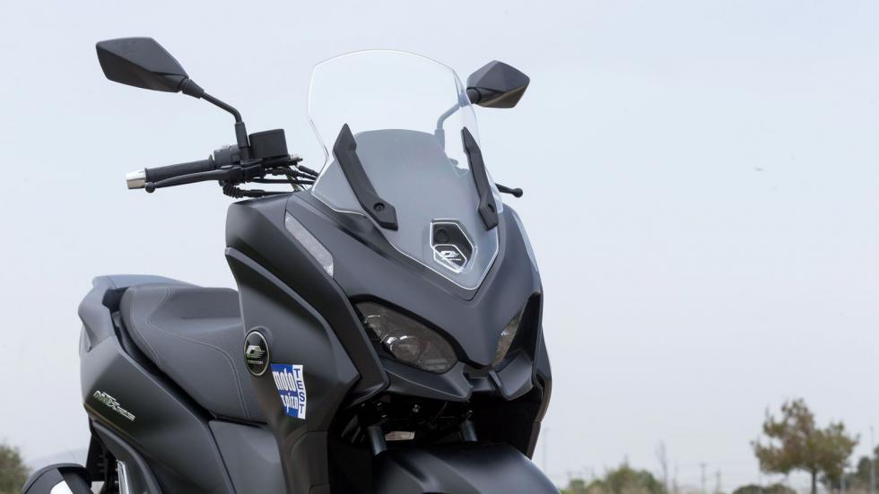 Εμφανισιακά, το QJMOTOR MTX 125 Hybrid ακολουθεί τις χαρακτηριστικές γραμμές των GT scooter με το boomerang σχήμα και τη μούρη που φιλοξενεί διπλό LED προβολέα.
